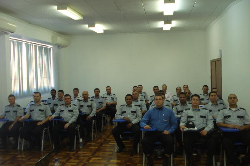 A “instrução de banquinho” dos tempos da caserna.